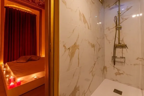 Suite with a private marble shower at Venus Spa Lisboa