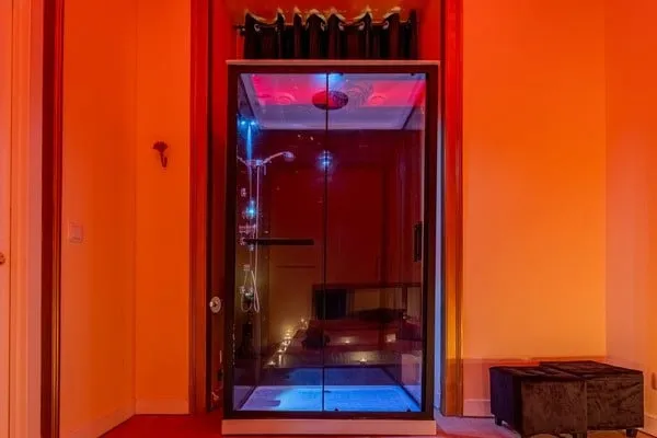 Private room with a shower cabin and candles at Venus Spa Lisboa