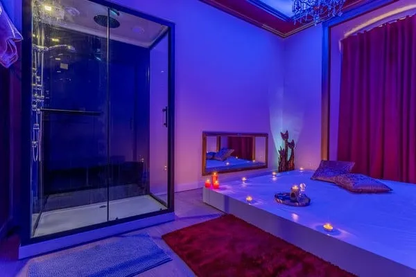 Massage room with shower and soft lighting at Venus Spa Lisboa