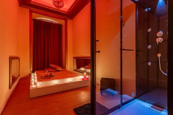 Suite with a private shower cabin at Venus Spa Lisboa