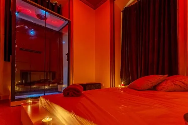 Suite with shower and a prepared bed at Venus Spa Lisboa